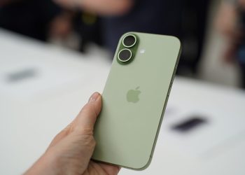 Ultima trimestrale di Cook: Apple record, allarme chip