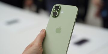 Ultima trimestrale di Cook: Apple record, allarme chip