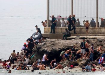 Ceuta, migliaia di migranti a nuoto: l'Italia valuta stop a Schengen