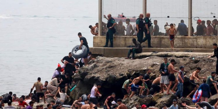 Ceuta, migliaia di migranti a nuoto: l'Italia valuta stop a Schengen