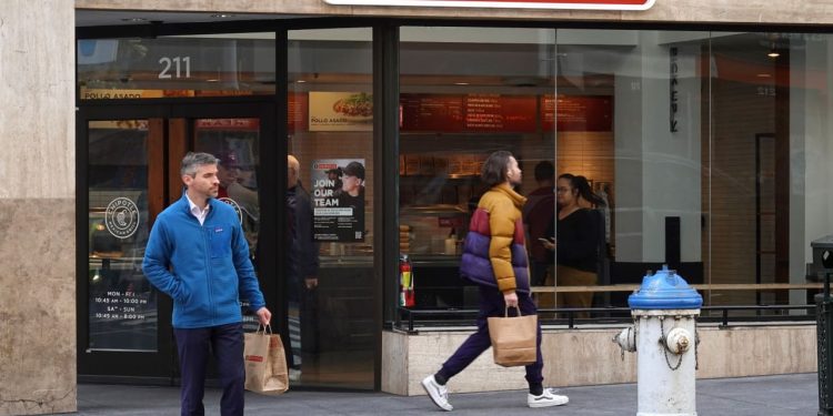 Chipotle alza le stime di vendita nonostante il calo di clienti