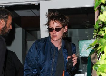 Kristen Stewart osa ancora: nuovo taglio punk per l'estate