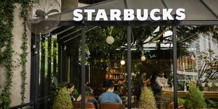 Starbucks alza le stime, la svolta prende forma