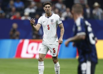 Chivu esalta Stones: alza il livello della difesa dell'Inter