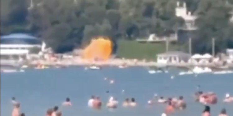Droni ucraini su spiaggia in Russia, almeno sei morti