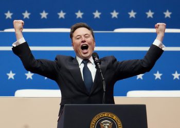 Tesla valuta l'addio alla Cina in vista della fusione con SpaceX