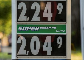 Benzina oltre i 2 euro: prezzi ai massimi dal 2023