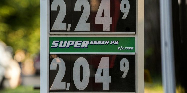 Benzina oltre i 2 euro: prezzi ai massimi dal 2023