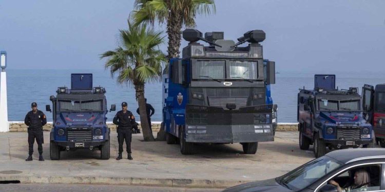 Ceuta, il Marocco blocca centinaia di migranti al confine
