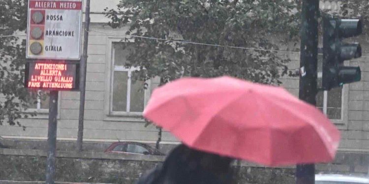 Maltempo dopo il caldo record: allerta arancione al Nord