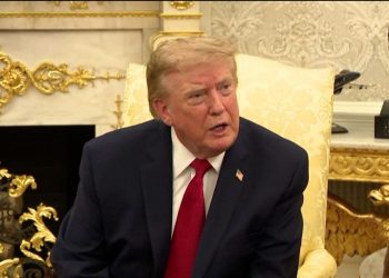 Trump zittisce reporter Cnn, l'emittente: "Indegno"