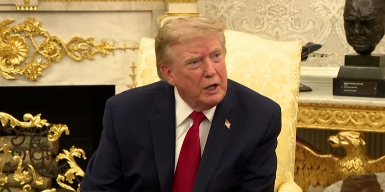 Trump zittisce reporter Cnn, l'emittente: "Indegno"